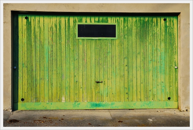 zielona drewniana brama garażowa